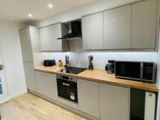 Newly Refurbished City Centre House With Parking - Exeter - 1