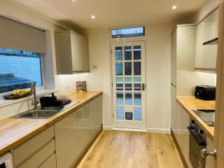 Newly Refurbished City Centre House With Parking - 3