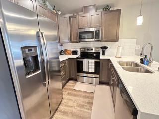 Modern Style KING bed Free Wi-Fi with Garage - Spokane Valley - 8