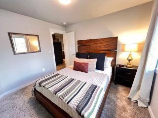 Modern Style KING bed Free Wi-Fi with Garage - Spokane Valley - 6