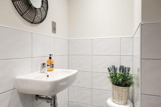 Modern 2 Bedroom with 75” TV & Free Wi-Fi - Bradford - 5