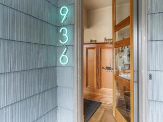 Modern Victorian Retreat with Sauna and Piano - Portland - 9