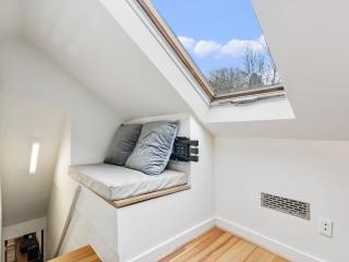 Modern Victorian Retreat with Sauna and Piano - Portland - 7