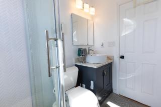 Urban Elegance: Trendy, Spacious Retreat with Parking in the Heart of the City - 8