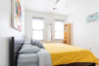 Urban Elegance: Trendy, Spacious Retreat with Parking in the Heart of the City - 1