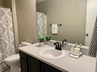 Charming Condo Near WFU and Hospitals, Full Kitchen, Strong WiFi, In-Unit Laundry - Winston-Salem - 5