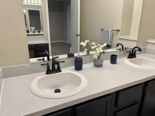 Charming Condo Near WFU and Hospitals, Full Kitchen, Strong WiFi, In-Unit Laundry - Winston-Salem - 3