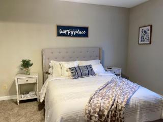 Charming Condo Near WFU and Hospitals, Full Kitchen, Strong WiFi, In-Unit Laundry - Winston-Salem - 8