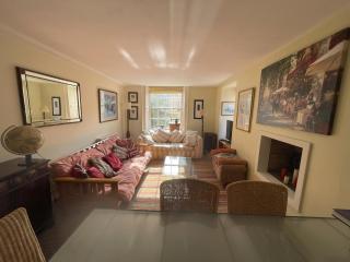 Central Georgian Garden Flat with Free Parking - 8