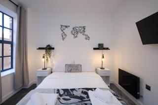 TV | Near Key Attractions | Quality Staycation - Birmingham - 6