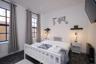 TV | Near Key Attractions | Quality Staycation - Birmingham - 9