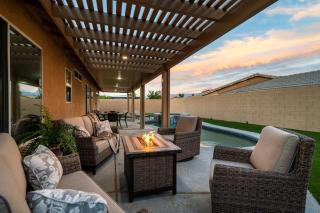 Desert Noir Modern Chic Pool Retreat - Indio - 9