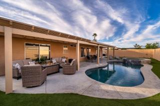 Desert Noir Modern Chic Pool Retreat - Indio - 8