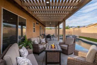 Desert Noir Modern Chic Pool Retreat - Indio - 4