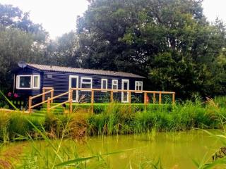 Lillibelles lake house, Oak tree farm - 0