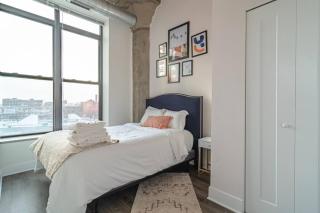 McCormick 2Br/2Ba family corner unit that sleeps 6 guests with Optional Parking & Gym access - Chicago - 2