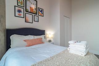 McCormick 2Br/2Ba family corner unit that sleeps 6 guests with Optional Parking & Gym access - Chicago - 6
