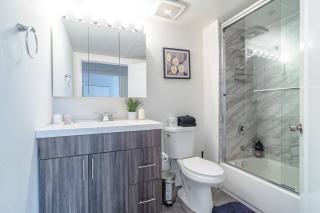 McCormick 2Br/2Ba family corner unit that sleeps 6 guests with Optional Parking & Gym access - Chicago - 1