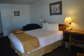 Circle 5 Motel - Olds - 9