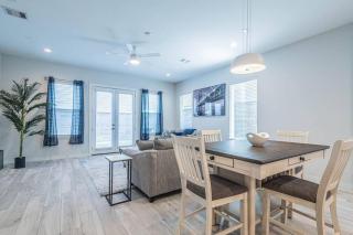 Charming 3-Bedroom Luxury Home Near Downtown, NRG, Galleria & Medical Center - 3