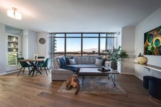 Modern Downtown Condo Free Parking Pool Balcony Walk to Lake - 0