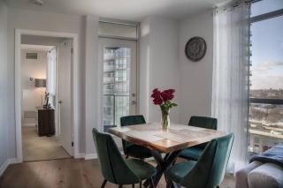 Modern Downtown Condo Free Parking Pool Balcony Walk to Lake - 5