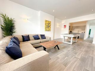 Stylish 4 Bedroom Apartment with Parking - 0