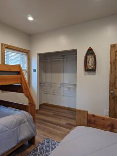 Cozy Cottage 2BD/2BA, 2 Covered Decks, Patio Dinning, Newly Built! - Pinetop-Lakeside - 4