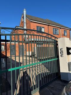 Cosy 3 Bed Apartment Near Birmingham Airport & NEC Perfect for Groups & Contractors! - Birmingham - 5
