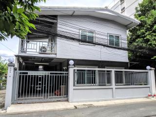 Entire 2-storey house, 2 br, 2 toilet and shower, 2 car parks, only 400 m from MRT Huai Kwang - 9