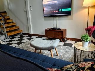 Entire 2-storey house, 2 br, 2 toilet and shower, 2 car parks, only 400 m from MRT Huai Kwang - 3