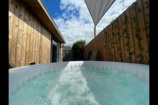 Luxury cabin with hot-tub - Cheltenham - 1