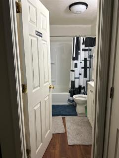 Apartment sharing bathroom 3 - Anchorage - 1