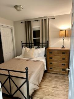 Charming and Convenient 2br 1ba apt - fully furnished and equipped - fast Internet - Forest Park - 0