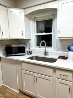 Charming and Convenient 2br 1ba apt - fully furnished and equipped - fast Internet - Forest Park - 5