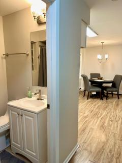 Charming and Convenient 2br 1ba apt - fully furnished and equipped - fast Internet - Forest Park - 3