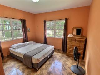 Mountain View Family Home In Town with King Suite and Midterm Available - San Ignacio - 5