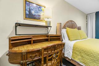 Mile to Beach! Tiki Master Suite - 6