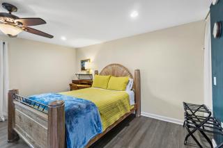Mile to Beach! Tiki Master Suite - Oceanside - 4