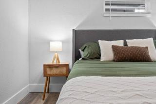 Modern-Retro Themed Home Close to Coffee + Food! - Tampa - 9