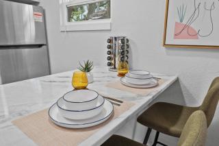 Modern-Retro Themed Home Close to Coffee + Food! - Tampa - 7