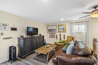 Mile to Beach! Tiki Master Suite - Oceanside - 8
