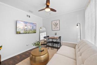 Comfy Modern Farmhouse Cottage w/ Private Patio! - Tampa - 4