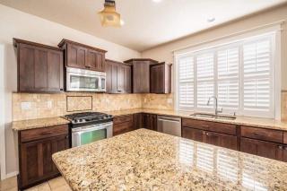 Family Fun! Gorgeous North Idaho Home w/Tesla Charge : Prairie Inn - Post Falls - 1