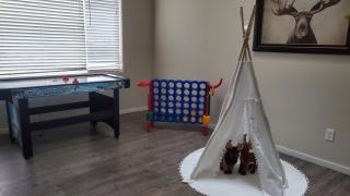 Family Fun! Gorgeous North Idaho Home w/Tesla Charge : Prairie Inn - Post Falls - 6