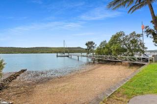 Waterfront, Deep Water Pontoon, views to Straddie - Russell Island - 8