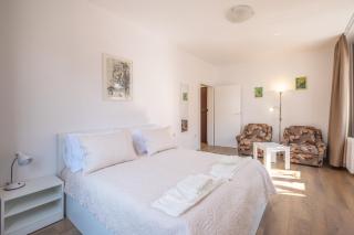 Peaceful downtown location - 2 bedroom apartment - 8