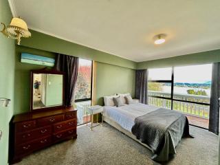 Premium lake view home - Rotorua - 3