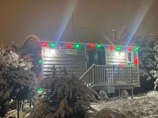 The Little John Petite Cosy Log Cabin - Sleeps 2, great for romantic breaks, couples, single guests, near Sherwood Forest at Fairview Farm, Nottingham set in 88 acres - Blidworth - 2
