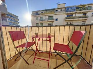 Cannes Close Centre 2 BR 2 bath mezzanine & balconies Exceptional Rating Ideal Families Easy parking by Olam Properties - Cannes - 4
